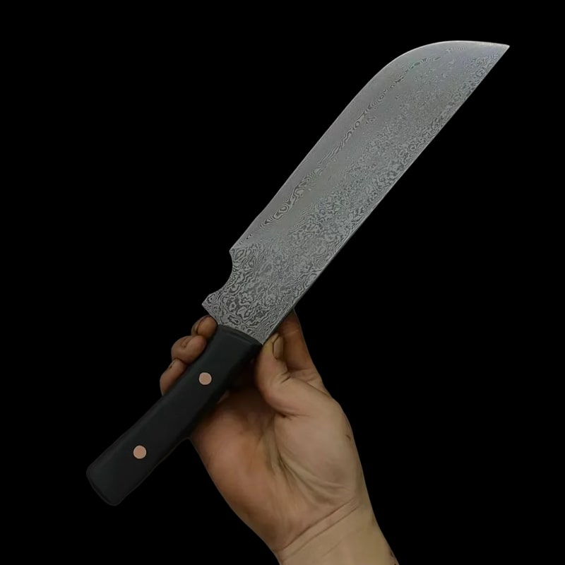 Vue latérale de la machette Oni en acier damas – couteau japonais traditionnel forgé à la main