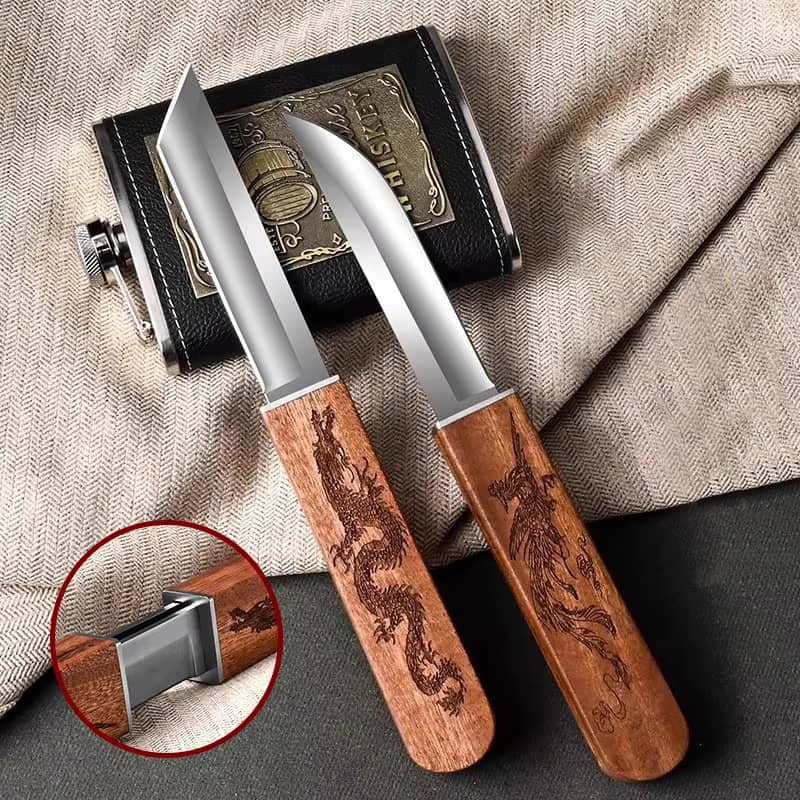 Deux couteaux japonais Tanto à double lame avec manches en bois gravés dragon, posés en croix sur une flasque noire et un tissu beige, zoom sur le mécanisme de fixation des manches