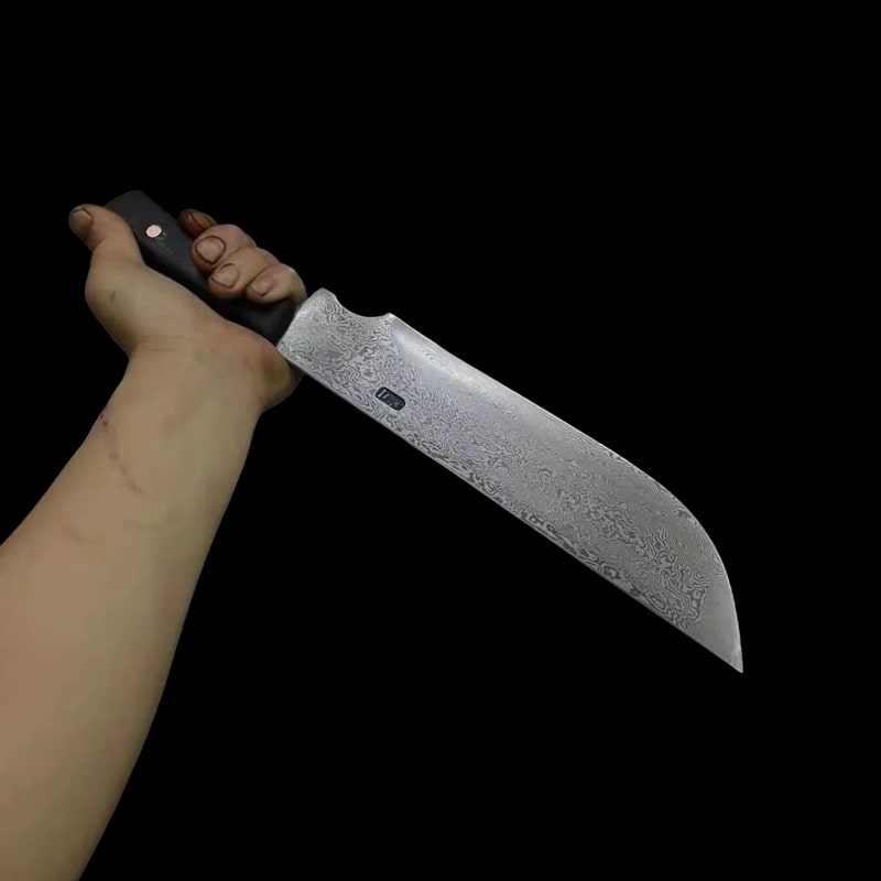 Lame incurvée et tranchante de la machette Oni japonaise – acier damas forgé avec motifs visibles
