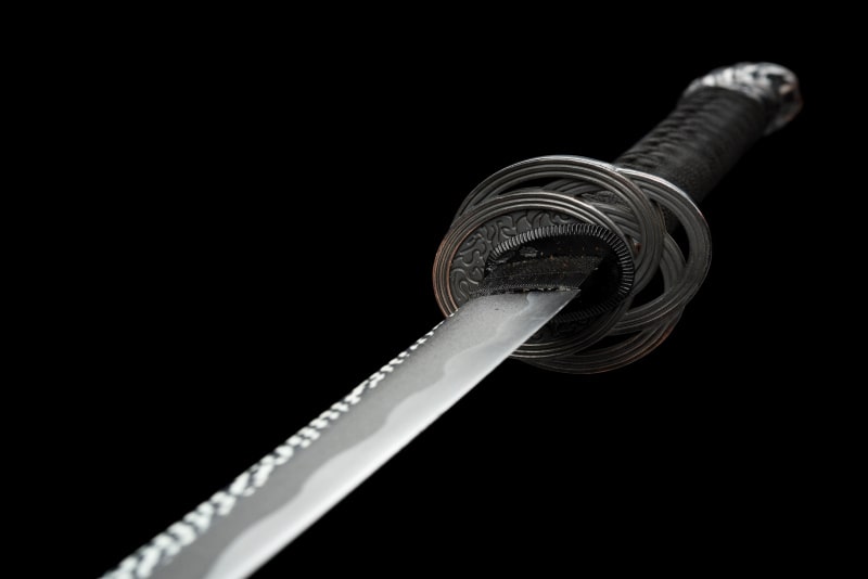 Image sur fond noir du katana Moonveil dans le jeu vidéo Elder ring katana de grande qualité avec des détail finement représenté sur la lame et le manche
