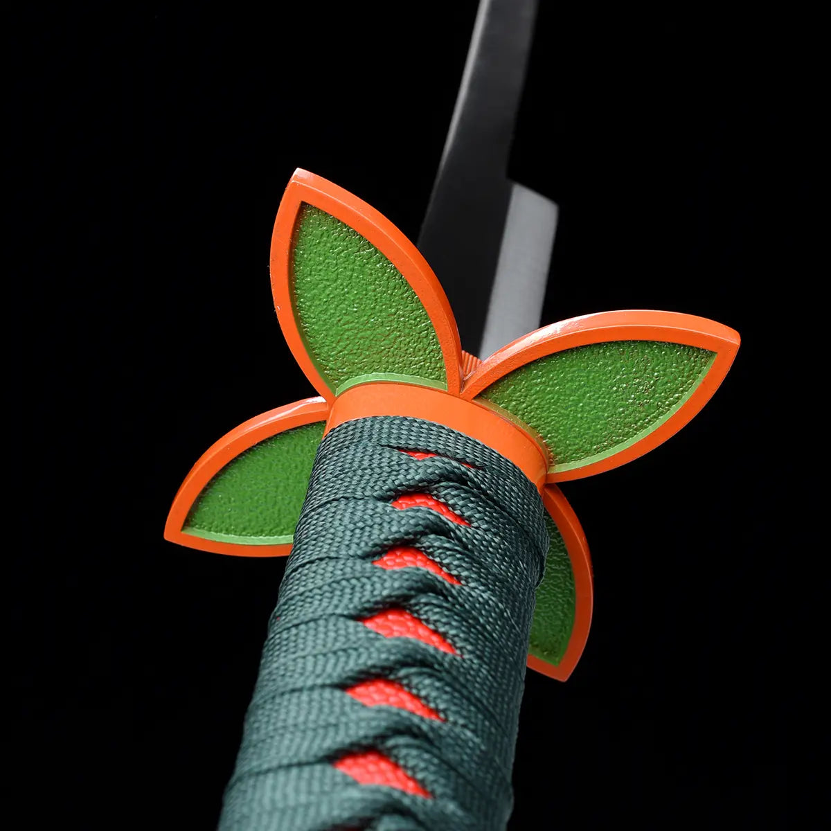 Garde en forme de papillon du katana Kochou Kanae – finition colorée vert et orange, détail emblématique de la réplique Demon Slayer.