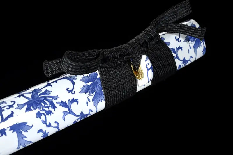 Saya blanc décoré de motifs bleus du katana japonais Tomoe Gozen, avec sageo noir en corde polyester.