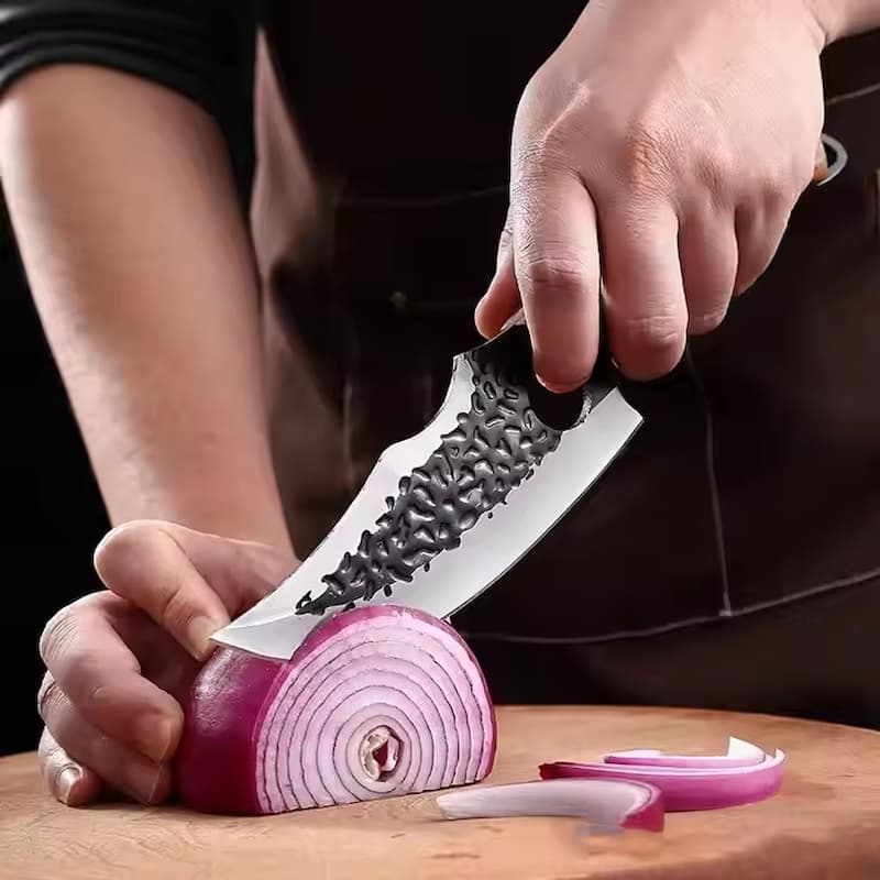 Couteau bushcraft en acier carbone martelé utilisé pour la découpe — parfait pour la cuisine de camp