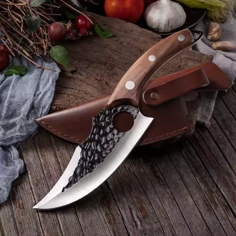 Couteau bushcraft posé sur son étui cuir — design rustique pour amateurs de survie et chasse