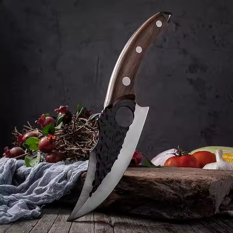 Couteau bushcraft debout en situation de cuisine sauvage — lame noire traditionnelle