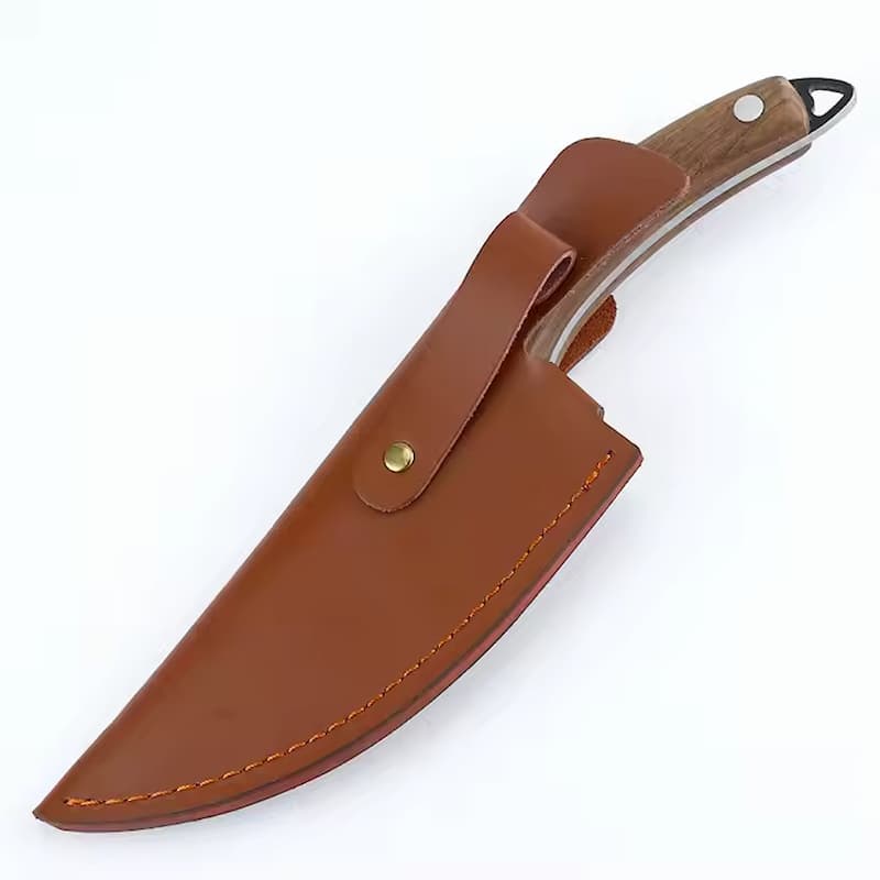 Couteau bushcraft rangé dans son étui en cuir marron — sécurité et portabilité en milieu outdoor