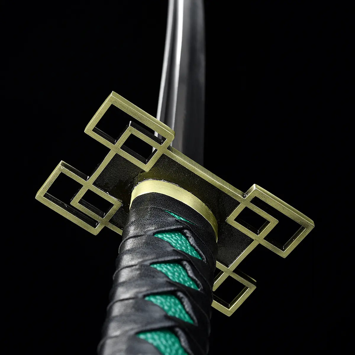 Détail des kanji gravés sur la lame, reproduction fidèle du sabre de Muichirou dans Demon Slayer.