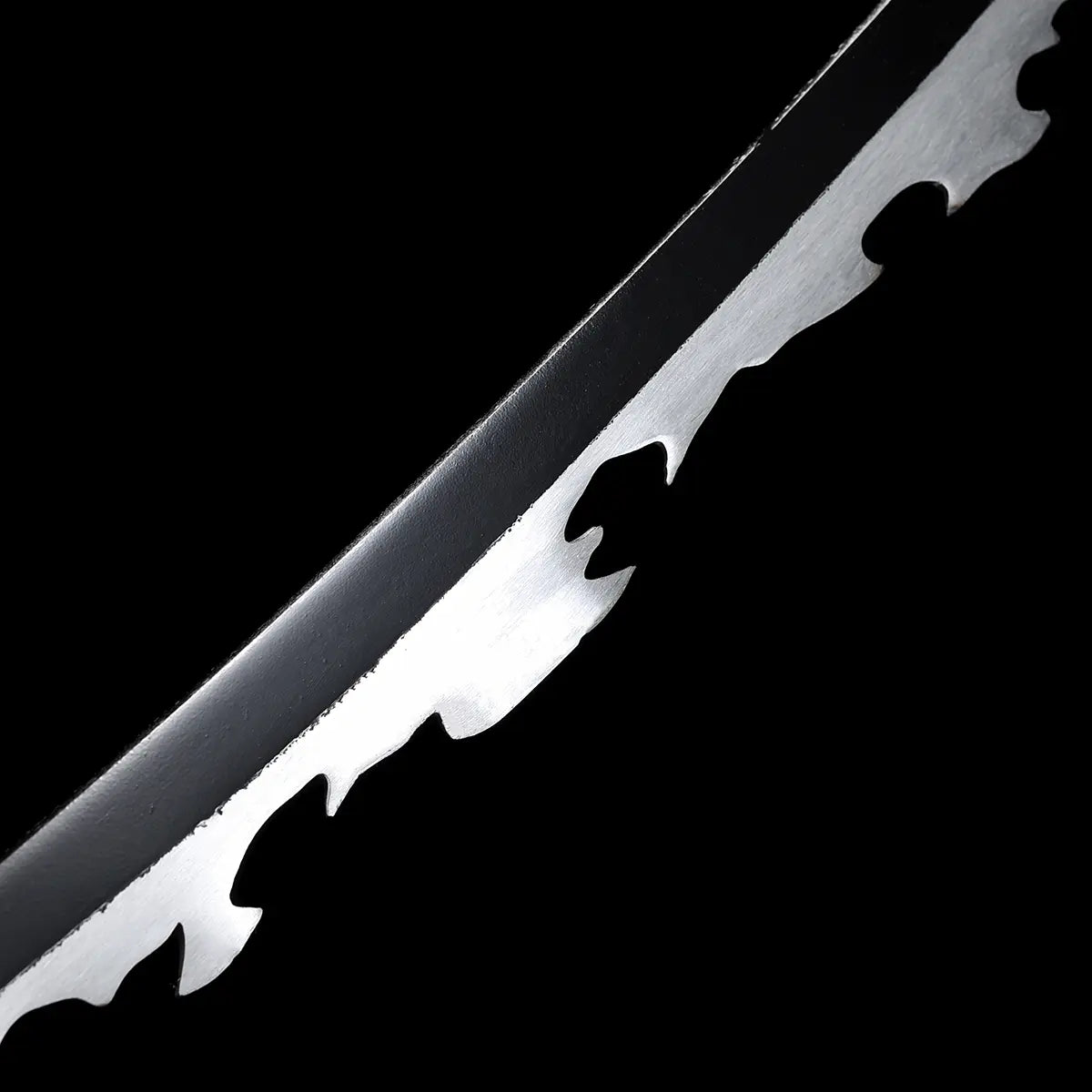 Détail rapproché de la lame dentelée du katana Inosuke Kashibira, finition réaliste en acier carbone.