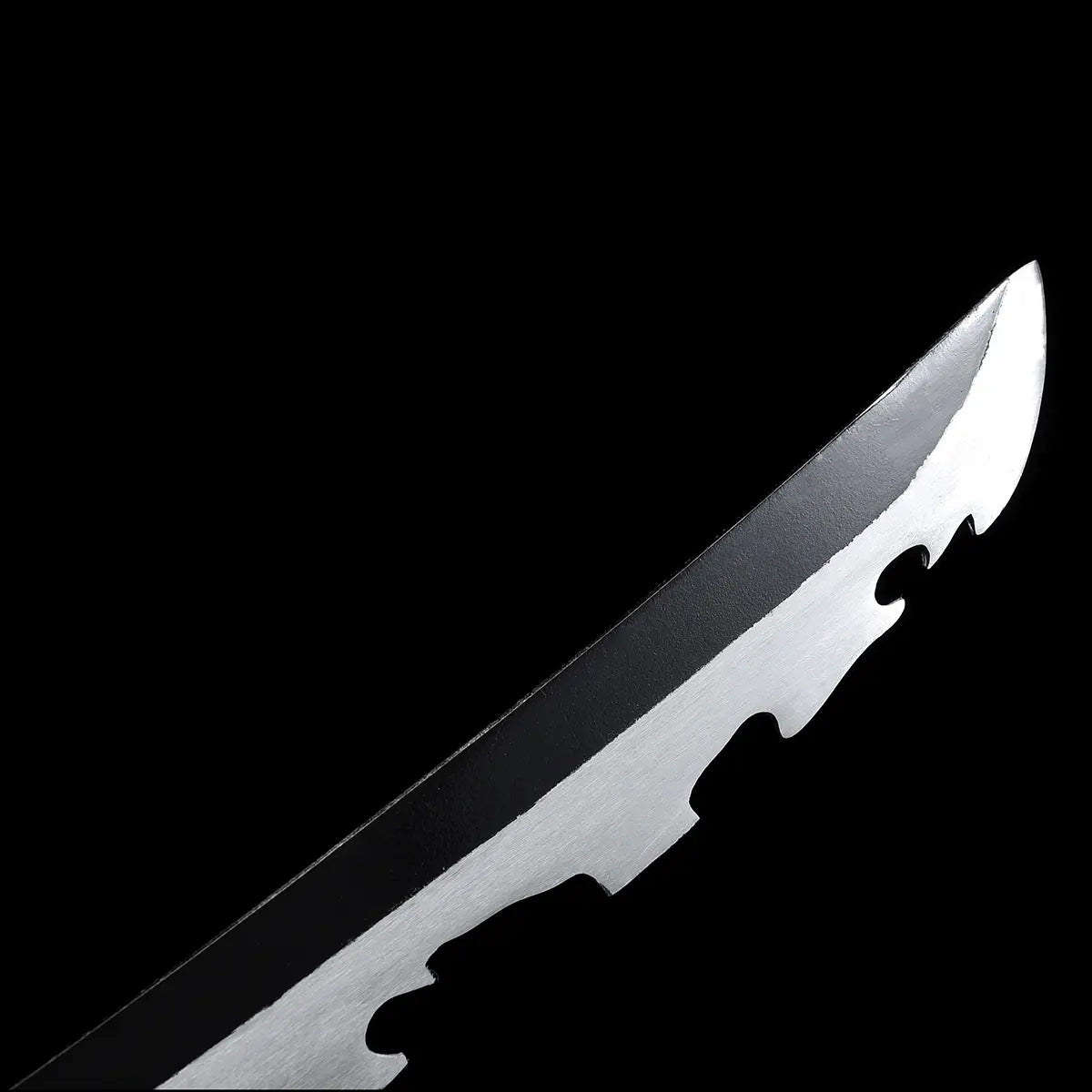 Gros plan sur la pointe du katana Inosuke Kashibira, lame dentelée en acier carbone avec détails réalistes.