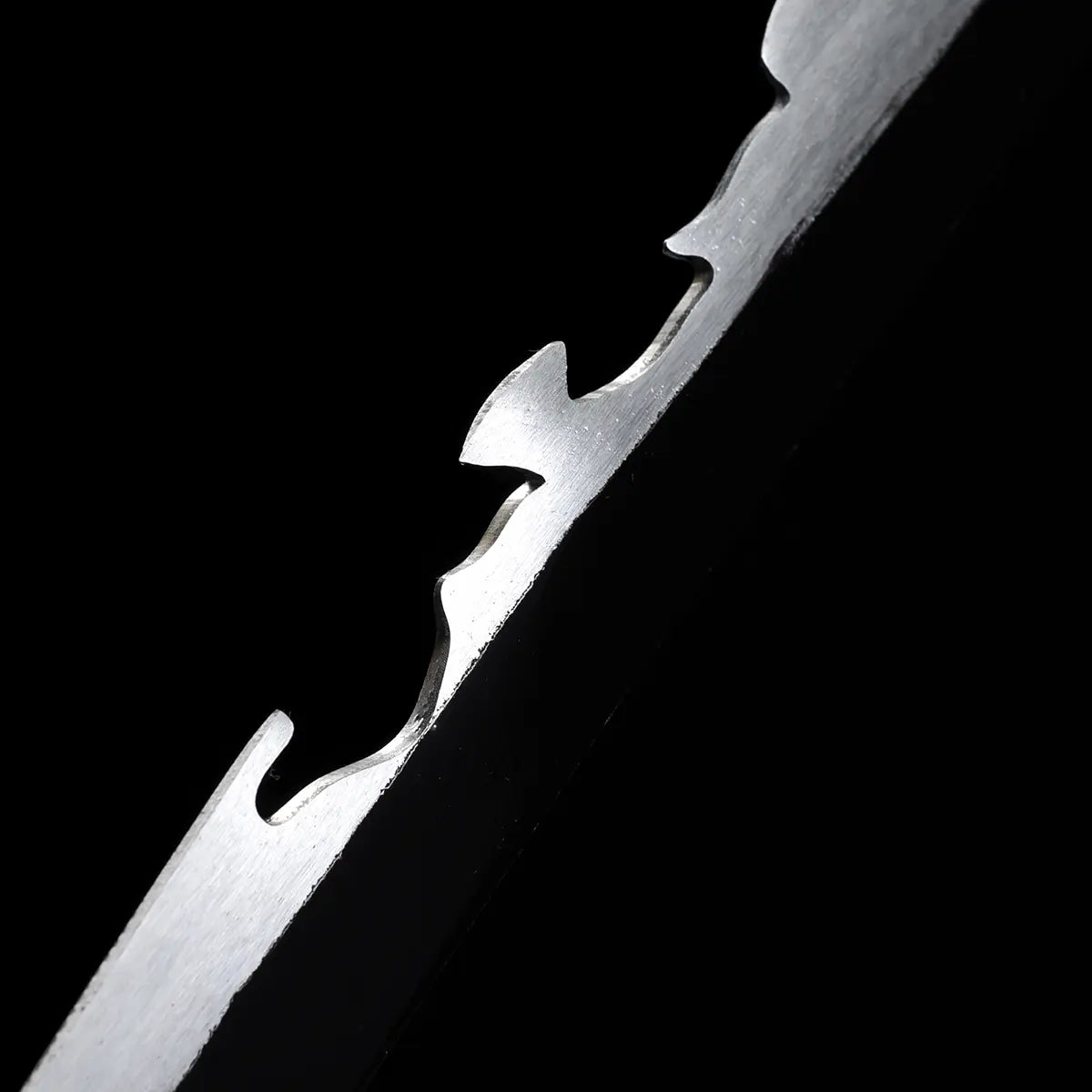 Vue détaillée de la poignée blanche du katana Inosuke Kashibira avec tressage traditionnel et finition réaliste.