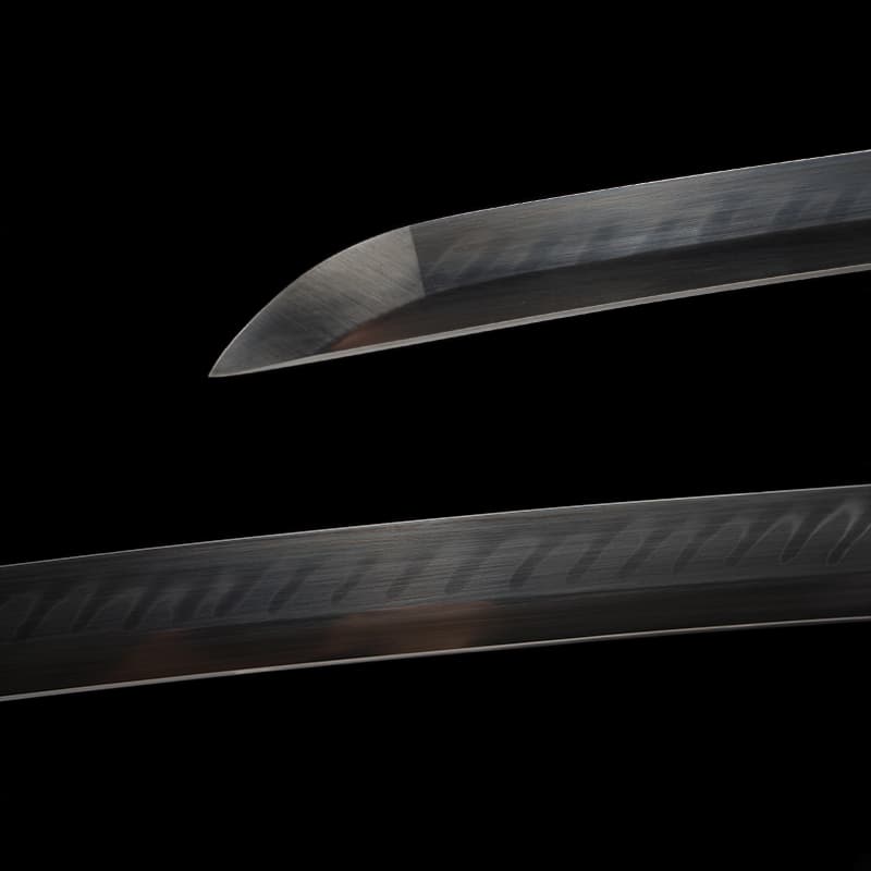 Gros plan sur la lame polie du katana japonais “Okinawa” en acier T10, révélant le hamon naturel.