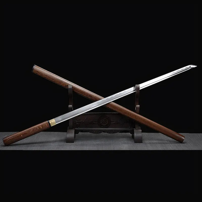 Katana japonais Shirasaya en bois de rose, lame acier 1060 forgée – présentation sur support.
