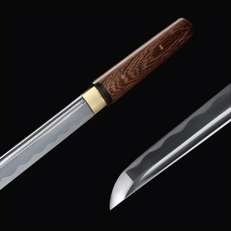 Gros plan sur la lame en acier 1060 avec hamon et manche bois de rose du katana Shirasaya.