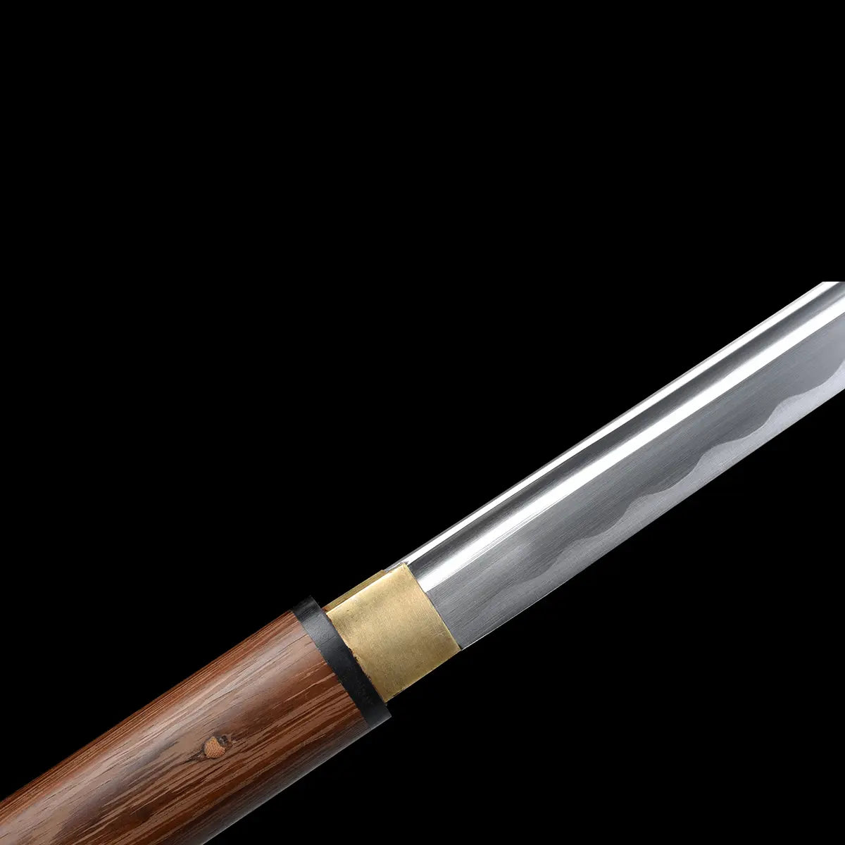 Zoom sur la monture du katana japonais Shirasaya, lame polie avec hamon et habaki en laiton.