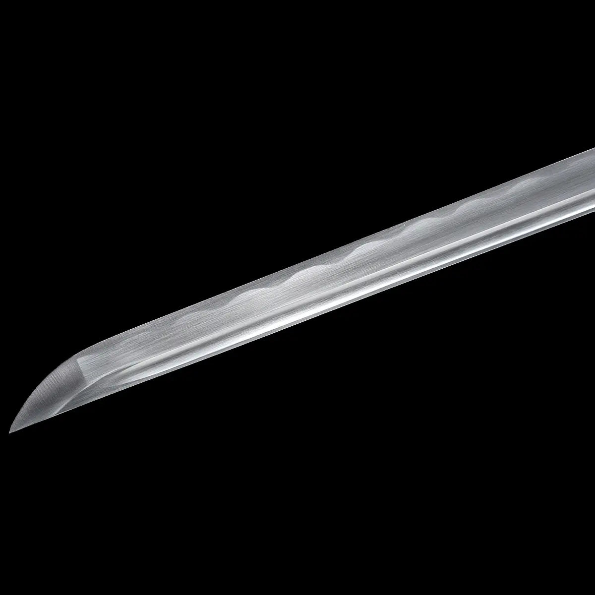 Gros plan sur la lame polie du katana japonais Shirasaya en acier 1060 avec hamon visible.