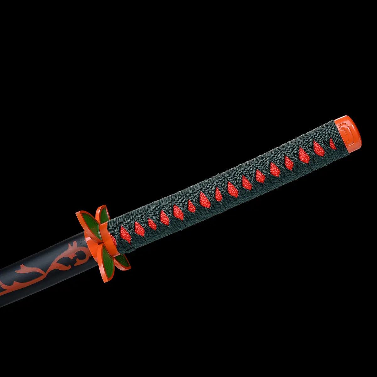 Détails rapprochés du manche et de la garde papillon du katana Kochou Kanae – réplique Demon Slayer en acier carbone haut de gamme.
