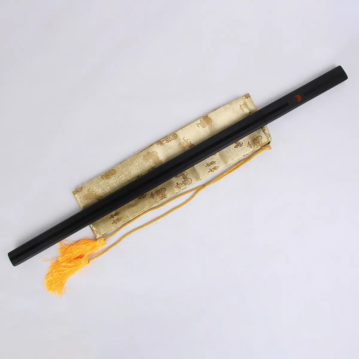 Katana Sasuke Uchiwa Kusanagi de Naruto avec fourreau noir orné de l’emblème Uchiwa rouge, posé sur une housse en soie dorée à motifs traditionnels et cordon jaune, réplique en acier carbone 1045 haut de gamme idéale pour cosplay et collection.