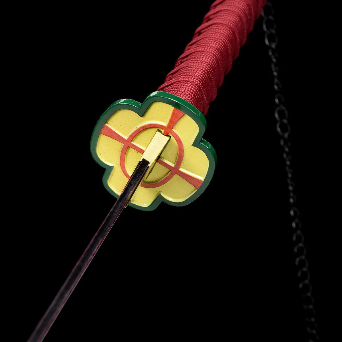 Focus sur la garde jaune et verte en forme de fleur – design reconnaissable de Tengen Uzui dans l’anime Demon Slayer.