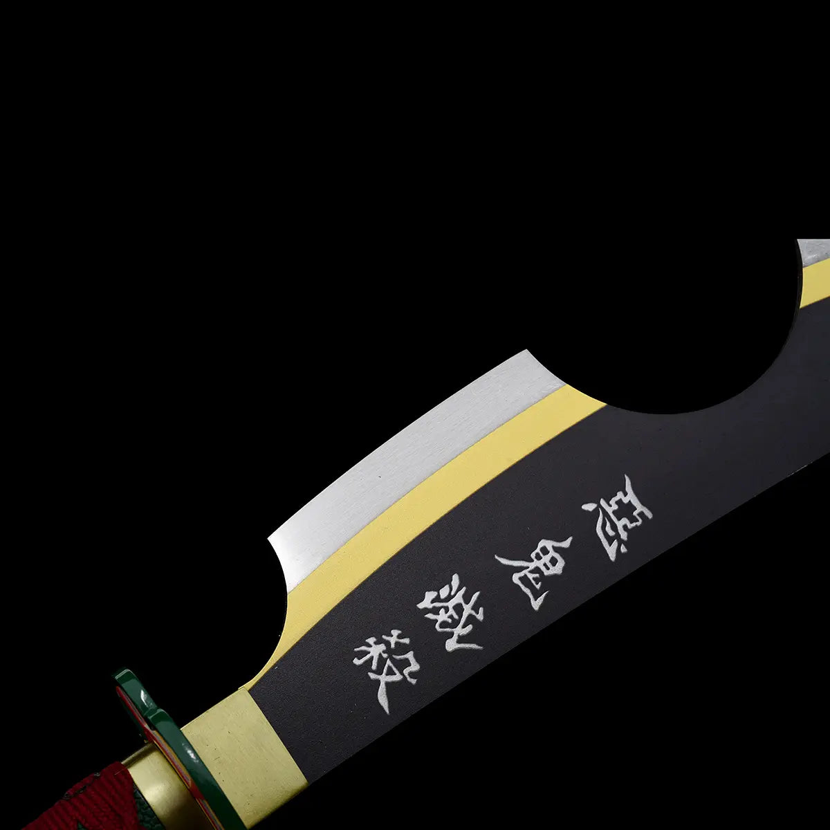 Gros plan sur les kanji blancs sur fond noir, lame à finition mate – réplique précise pour collectionneur.