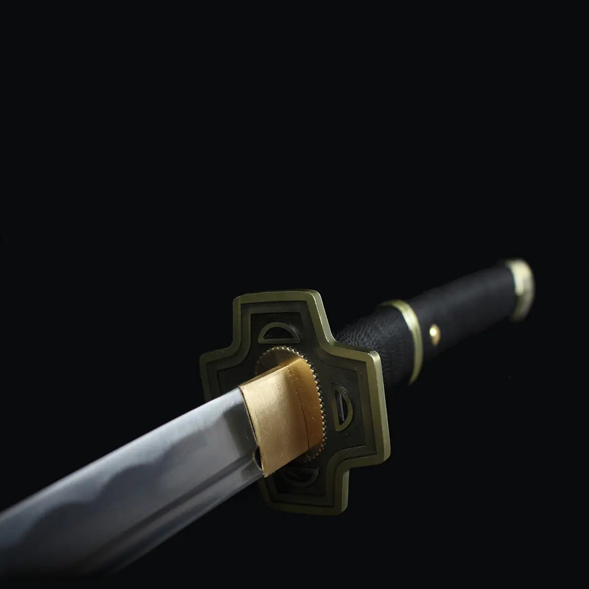 Détail de la poignée et de la tsuba du katana Yubashiri, réplique japonaise haut de gamme en acier carbone 1045.