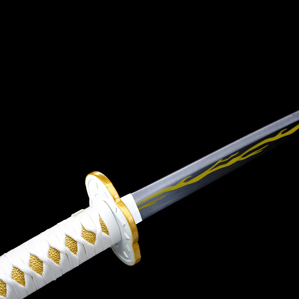 Gros plan sur le début de la lame avec motif foudre jaune – katana inspiré de Zenitsu Agatsuma