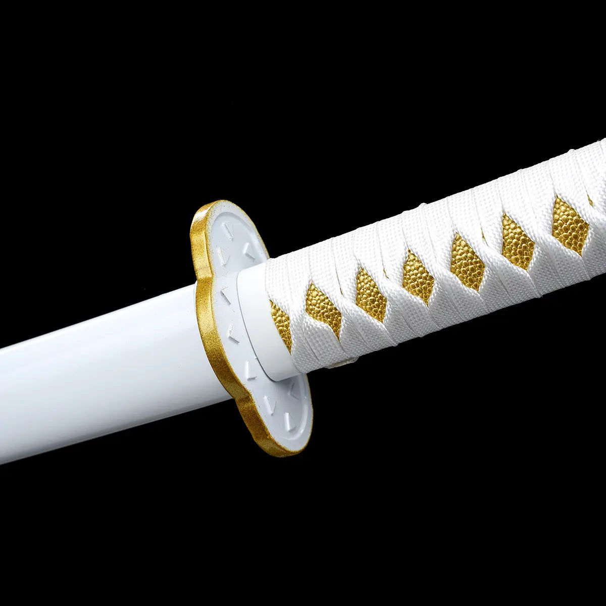 Vue du bas du manche du katana Zenitsu – finitions dorées et tressage serré traditionnel