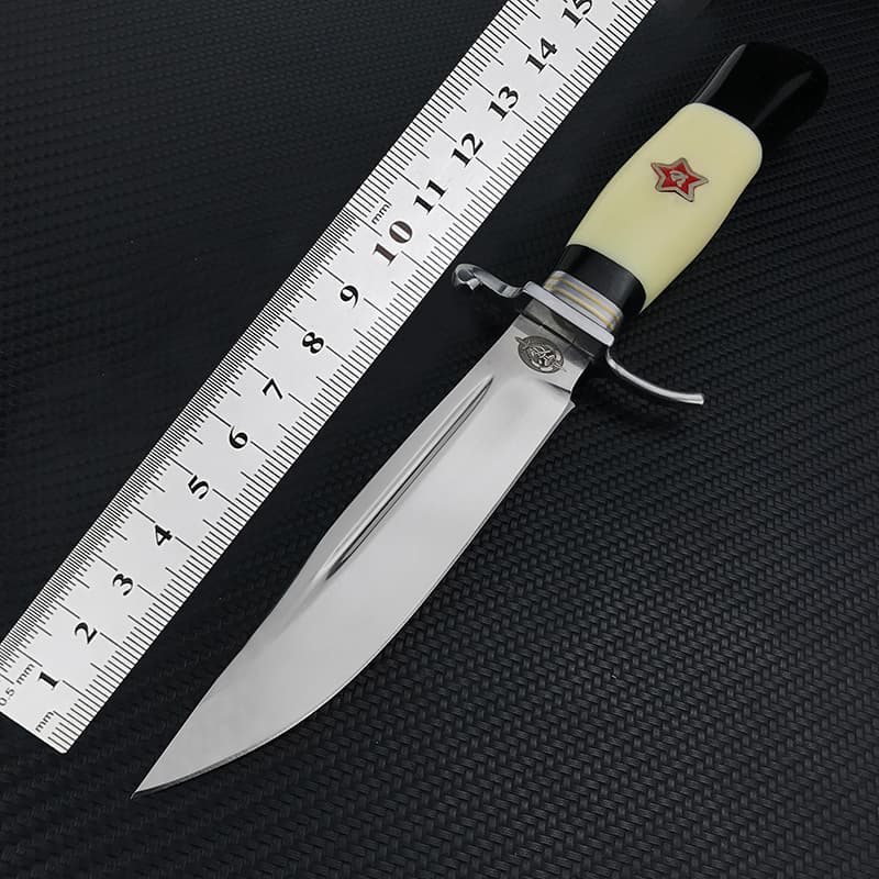 Dimensions du couteau NKVD 95X18 comparées avec une règle – idéal pour survie et bushcraft