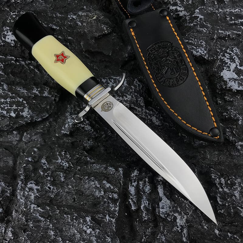 Vue d’ensemble du poignard de survie NKVD avec étui en cuir noir – édition collector soviétique
