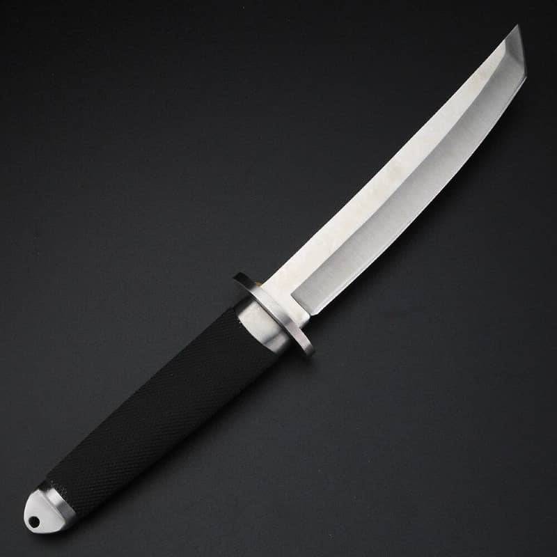 Couteau tanto tactique japonais avec lame tranchante en acier inoxydable et manche ergonomique noir, idéal pour le combat et la survie sur un fond sombre.