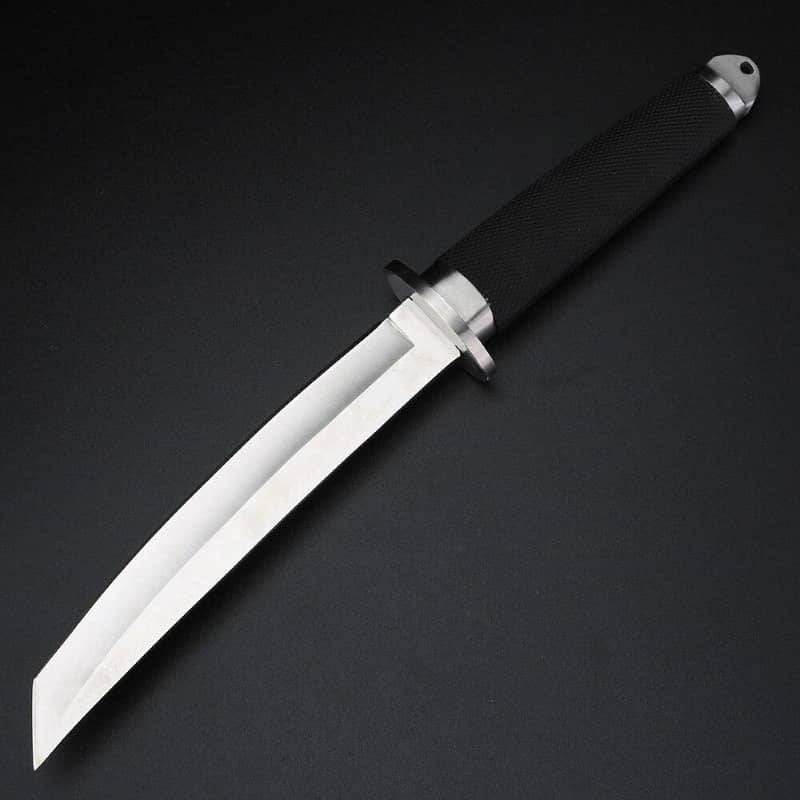 Tanto japonais tactique en acier 440C avec lame biseautée et manche noir antidérapant, présenté sur fond noir minimaliste.