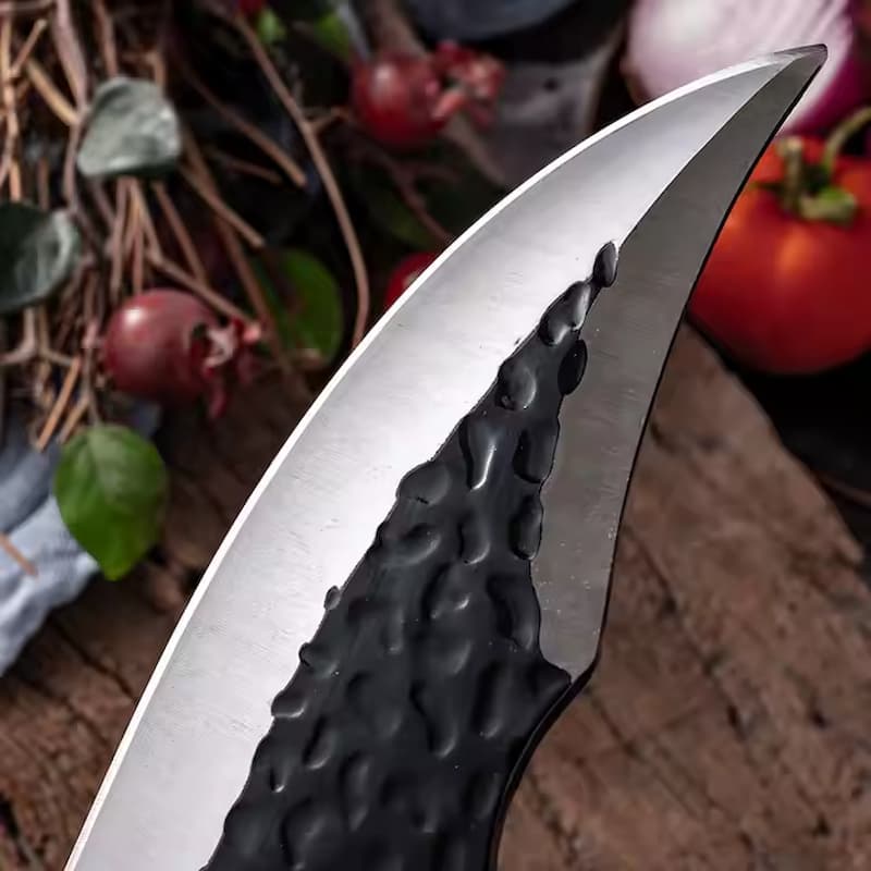 Zoom sur l’extrémité aiguisée de la lame — finition artisanale pour couteau de chasse haut de gamme