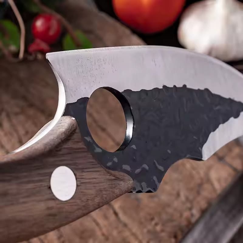 Zoom sur lame noire martelée artisanale — acier forgé idéal pour couteau de survie
