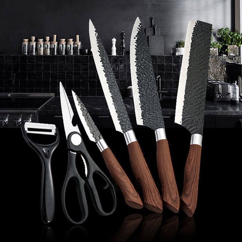 Découvrez notre élégant coffret de couteaux de cuisine japonais tout-en-un, présenté sur un fond noir dans une cuisine moderne. Les couteaux sont fabriqués en acier inoxydable de haute qualité avec une lame tranchante et une poignée ergonomique pour une utilisation facile et confortable.