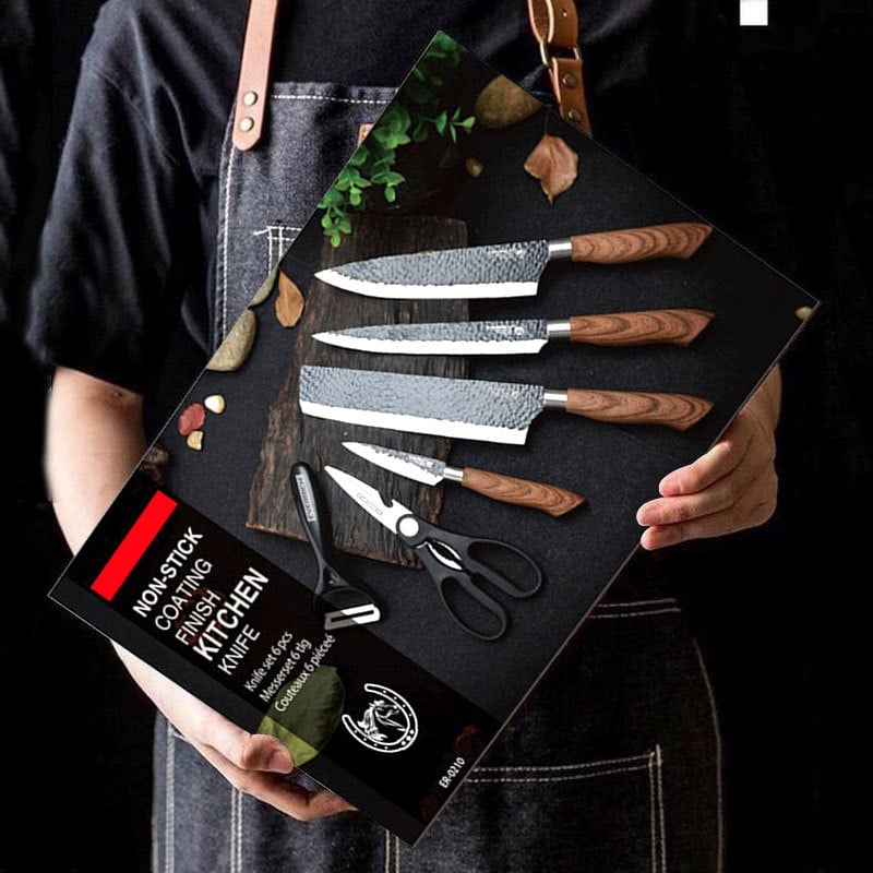 La boîte d'emballage élégante de notre coffret de couteaux japonais tenue par un cuisiner