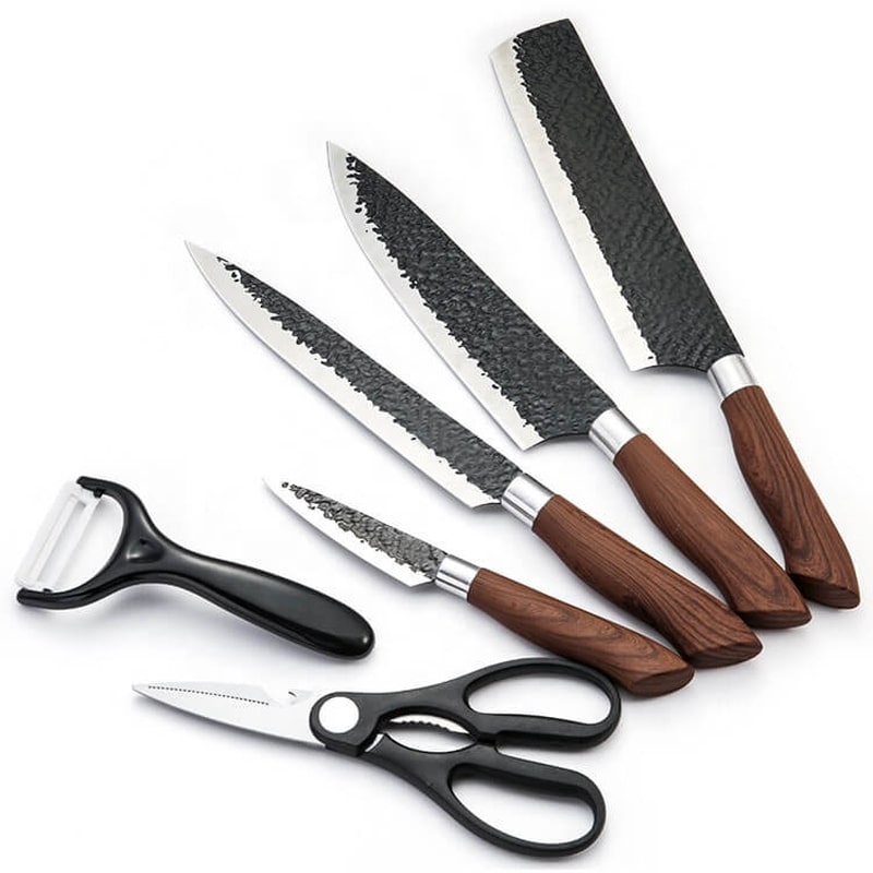 Admirez notre magnifique ensemble de couteaux de cuisine japonais tout-en-un, présenté sur un fond blanc immaculé. Les couteaux ont une lame tranchante en acier inoxydable de haute qualité et une poignée ergonomique pour un confort optimal lors de leur utilisation.
