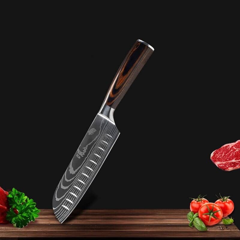 Couteau santoku de la collection Kurogane acier imitation damas manche pakka couleur bois