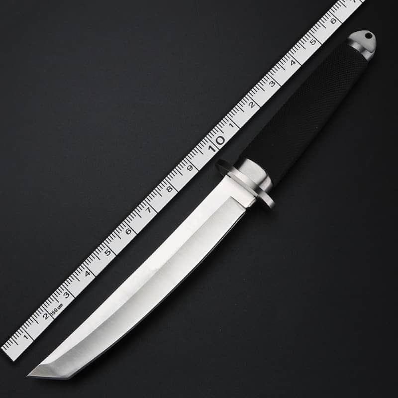 Lame de couteau tanto japonais en acier 9CR18Mov, ultra-tranchante et gravée d’un symbole distinctif, alliant tradition et performance.