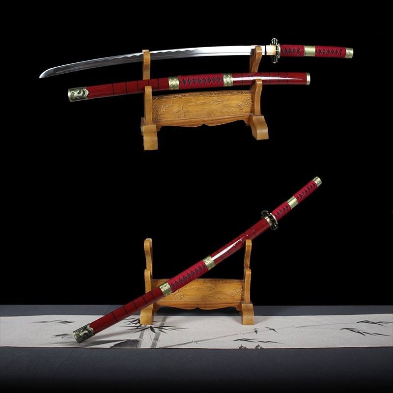Katana Sandai kitetsu le maudit dans l'univers de One piece sabre rouge et doré en acier 1045 posé sur un présentoir en bois sur un fond noir réplique du katana de Roronoa Zoro