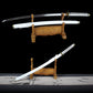 Katana blanc sur présentoir réplique du katana de Roronoa ZoroWado Ichimonji dans la série One pièce 