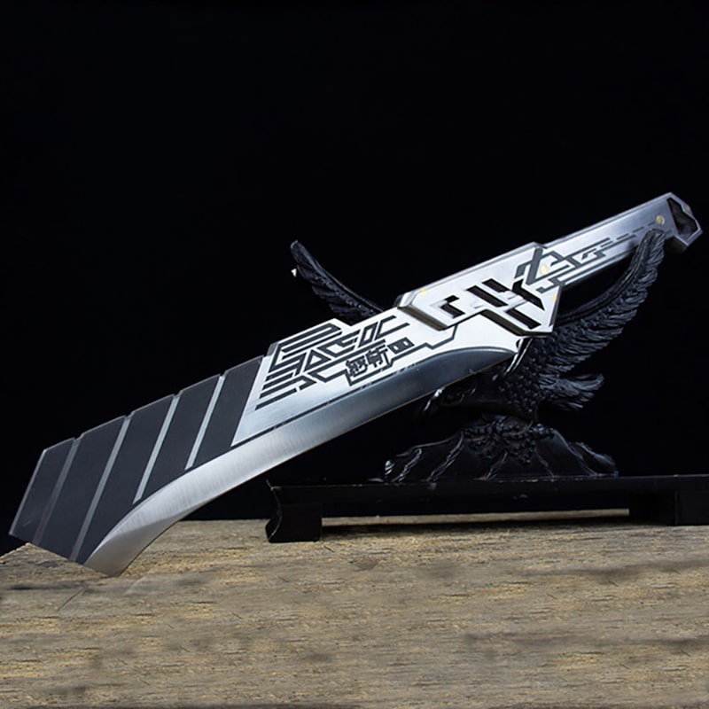 Long couteau en acier au style asiatique cyber punk lame full tang posé sur un présentoir noir en forme d'aigle