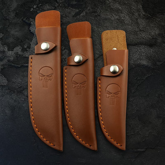 Étuis en cuir marron Punisher pour couteaux – protection robuste, couture renforcée, tailles S/M/L – fond pierre sombre.