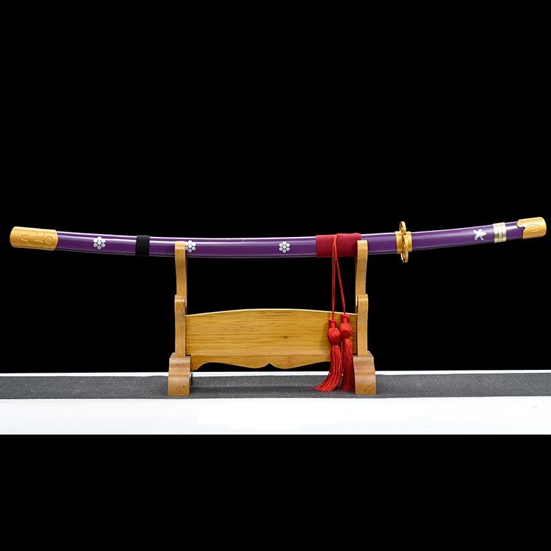 Katana replique du sabre de Roronoa zoro dans le manga one piece de couleur violet avec des fleures. Poser sur un support en bois sur un fond noir
