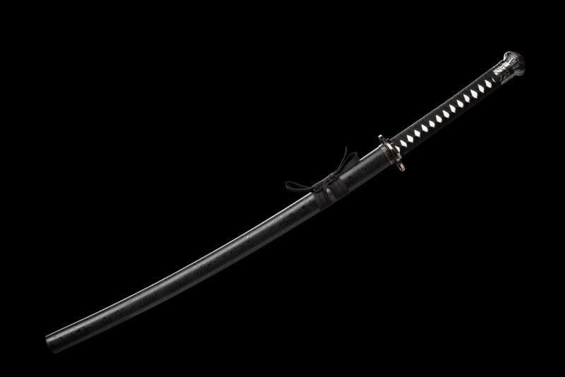 Image sur fond noir  du Katana de couleur noir dans son fourreau en bois noir laqué sabre cosplay du jeu vidéo Elden ring