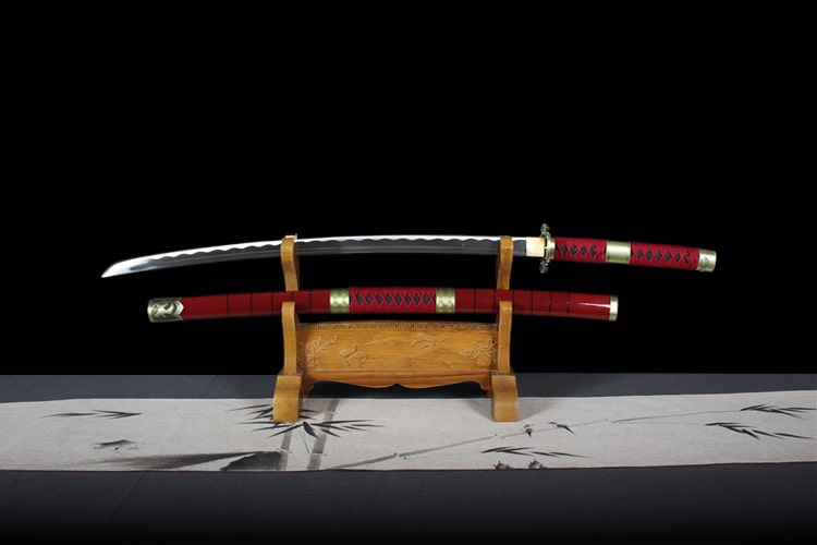 Sabre Sandai Kitestu de Roronoa Zoro posé sur un présentoir en bois