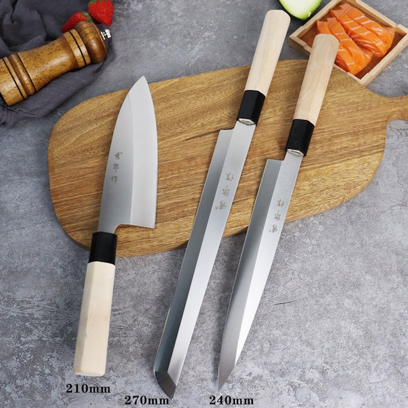 Set de 3 couteaux à sushi traditionnels en acier à haute teneur en carbone, avec manches robustes en bois d'érable blanc.