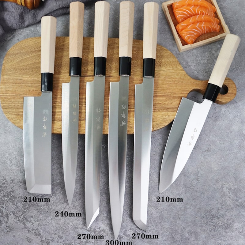 Set de 6 couteaux à sushi traditionnels en acier à haute teneur en carbone, avec manches robustes en bois d'érable blanc.
