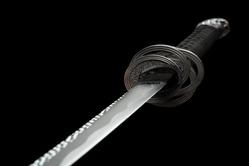 Image sur fond noir du katana Moonveil dans le jeu vidéo Elder ring katana de grande qualité avec des détail finement représenté sur la lame et le manche   