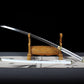 Magnifique katana traditionnel en exposition sur un présentoir en bois sabre qui est une réplique de celui de Roronoa Zoro dans la serie One Piece  