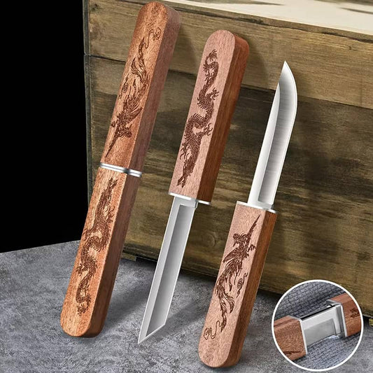 Présentation complète de deux couteaux japonais Tanto avec double lame en acier, manches en bois gravés dragon et phénix, dont un modèle fermé et deux modèles ouverts, avec zoom sur le mécanisme d'attache discret.