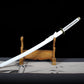 Katana Wado Ichimonji de Roronia zoro posé sur un présentoir en bois avec un nappe au motif bambou  sur un fond noir 